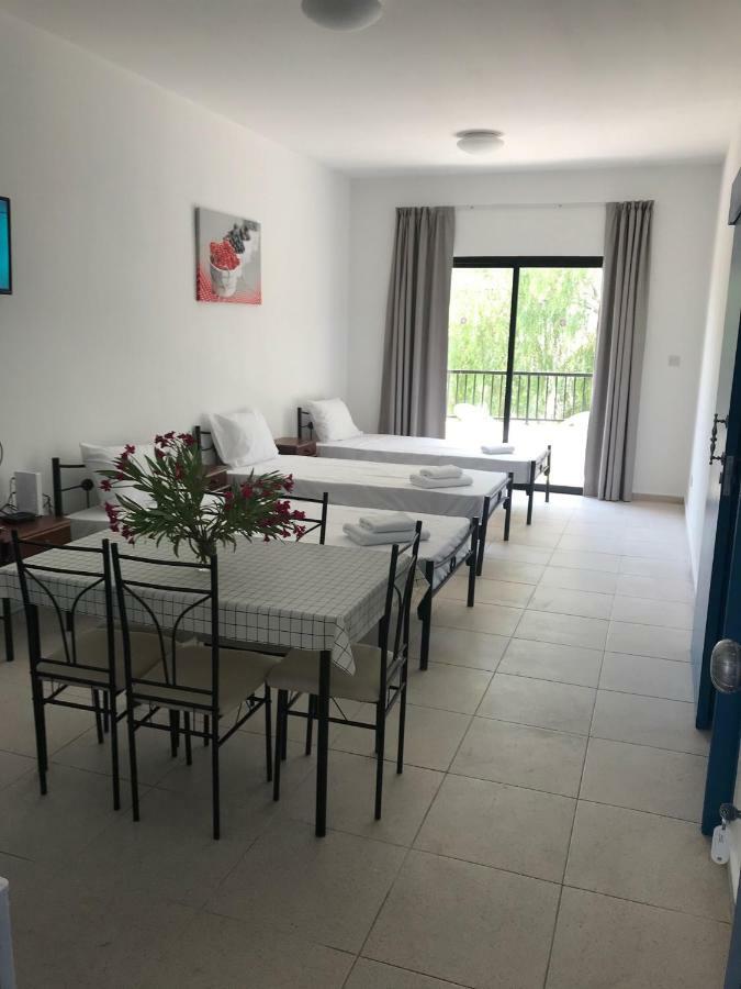 Athinas Court Aparthotel Paphos Kültér fotó