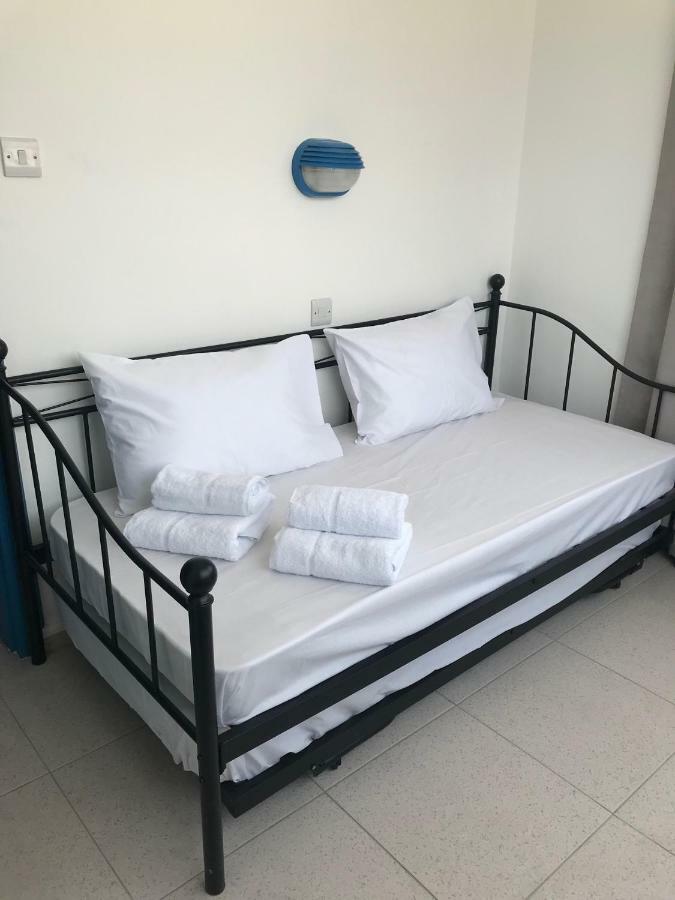 Athinas Court Aparthotel Paphos Kültér fotó