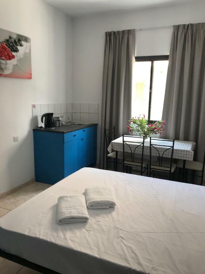 Athinas Court Aparthotel Paphos Kültér fotó