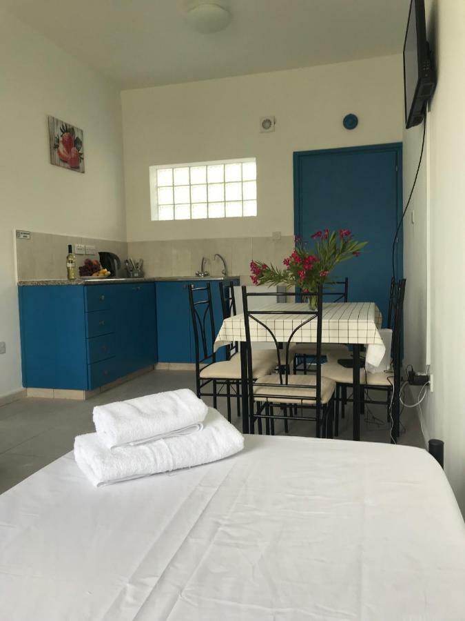 Athinas Court Aparthotel Paphos Kültér fotó