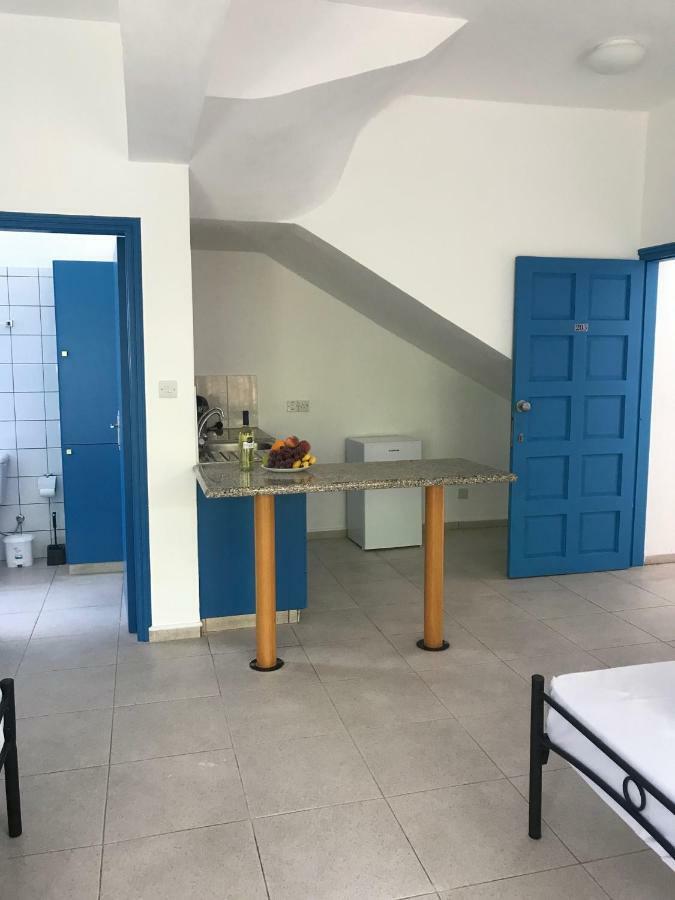 Athinas Court Aparthotel Paphos Kültér fotó