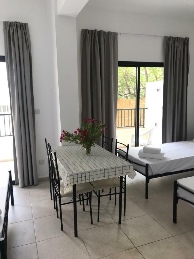 Athinas Court Aparthotel Paphos Kültér fotó