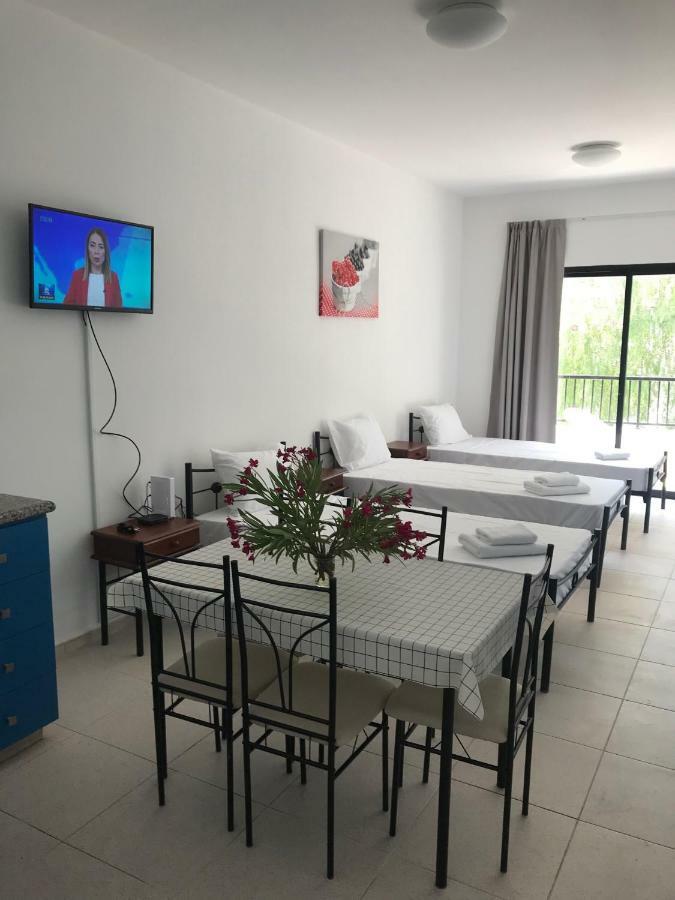Athinas Court Aparthotel Paphos Kültér fotó
