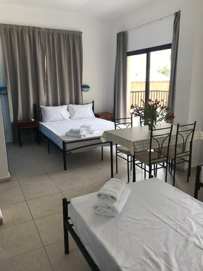 Athinas Court Aparthotel Paphos Kültér fotó