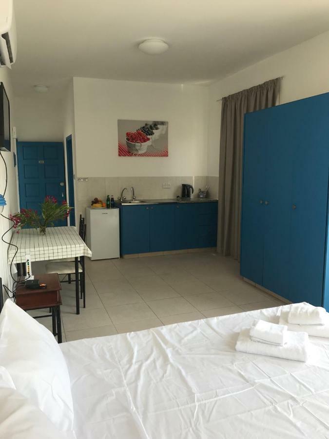 Athinas Court Aparthotel Paphos Kültér fotó
