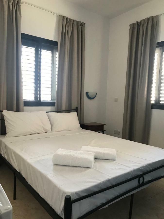 Athinas Court Aparthotel Paphos Kültér fotó